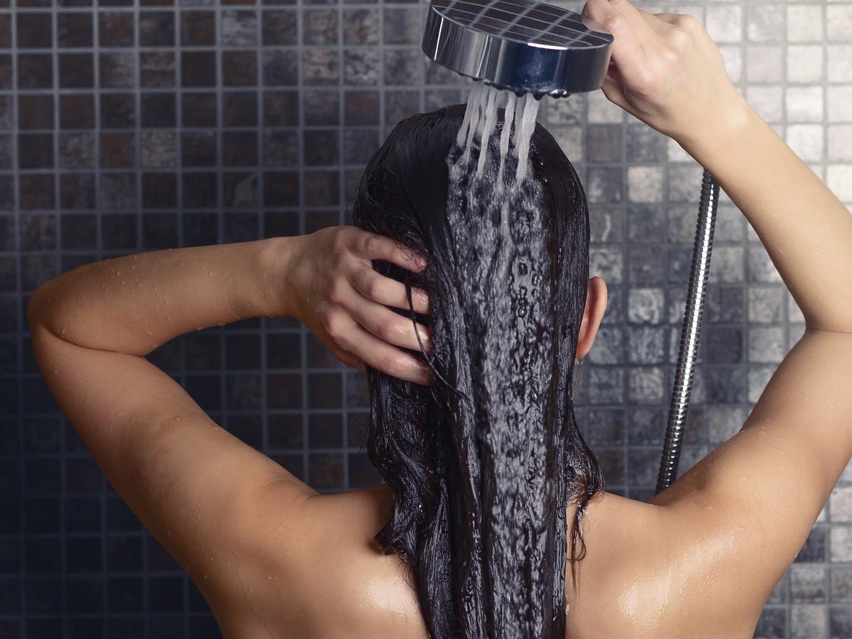 Acqua e Cura dei Capelli: Come Rimpiazzare l’Idratazione Persa?